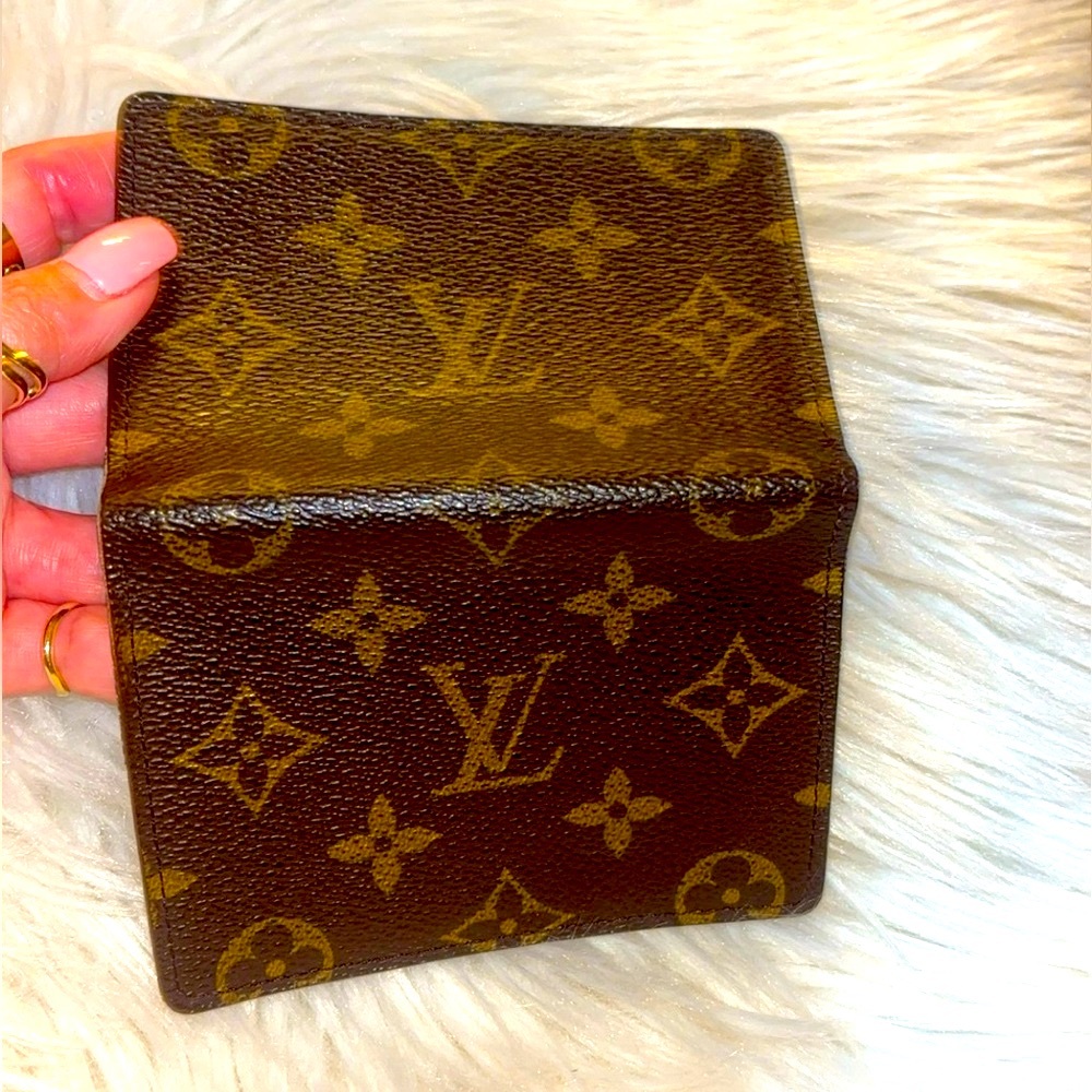 LV Mono ID Holder or card holder. Serial number: CA0976. Clean and pristine!